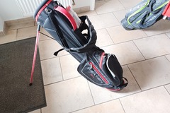 Selling: 2 Übungsstandbags,1 davon neu,1 Turnierbag mit Regenschutz